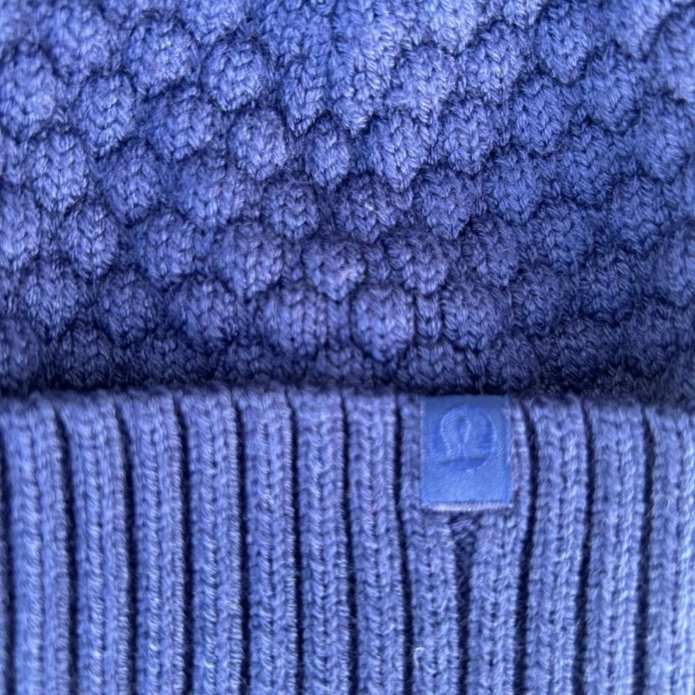 Lululemon Athletica Navy Blue Bubble Knit Pom Pom Beanie